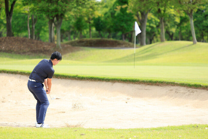 柔らかい砂、濡れて硬い砂、目玉...バンカーショットは砂で構えと打ち方を変える