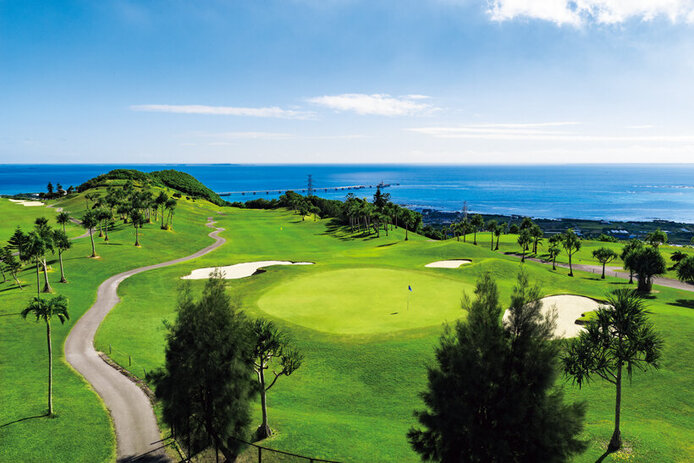 海へ向かって放つ一打。沖縄の高台に広がるリゾートコース「オーシャンキャッスルカントリークラブ」