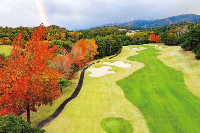 名古屋・大阪から週末ゴルフへ。自然林と水景が彩る、本格27ホール 藤原ゴルフクラブ