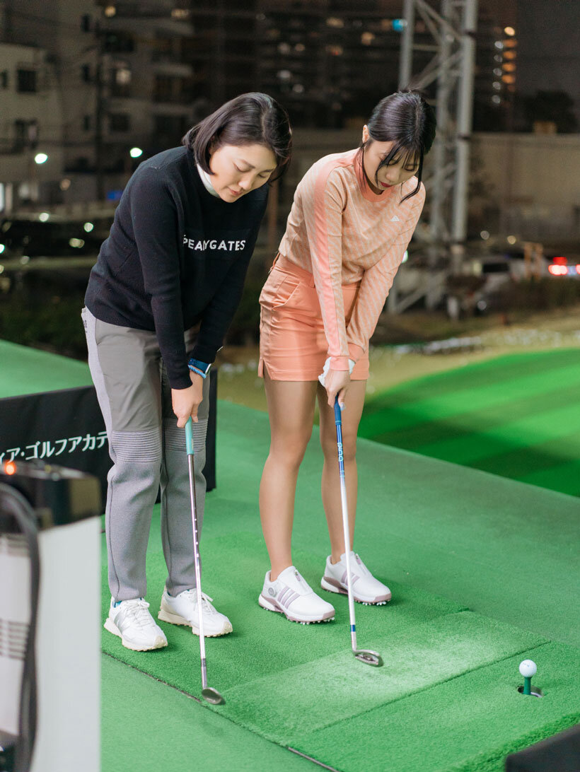 ボールの位置と構え方を確認する船山プロとGGTメンバー