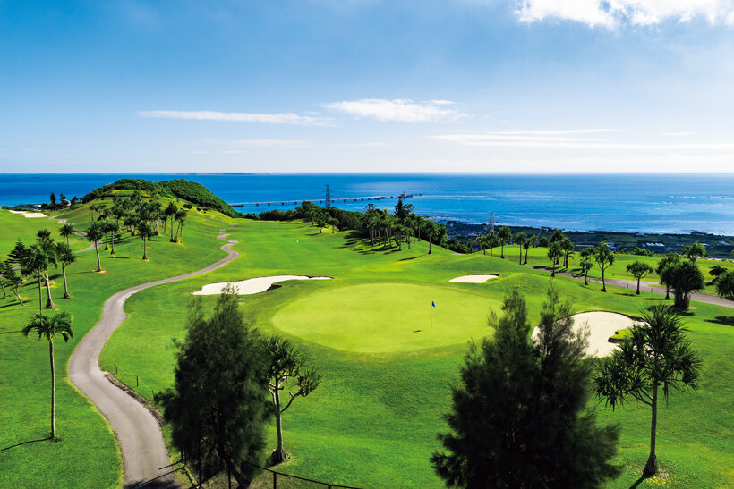 海へ向かって放つ一打。沖縄の高台に広がるリゾートコース「オーシャンキャッスルカントリークラブ」
