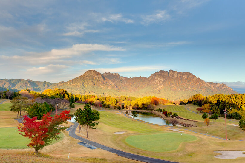 秋は紅葉の名所として知られる妙義山。