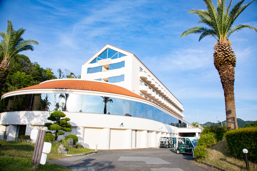 鴨川カントリークラブのリゾート雰囲気漂うクラブハウス。