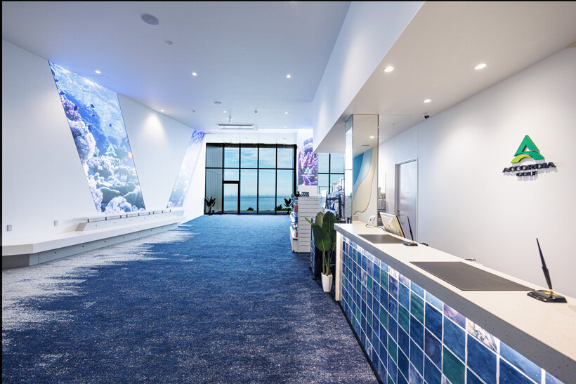 ブルーを基調にしたロビーには、海の映像を映したLEDディスプレイを配置。