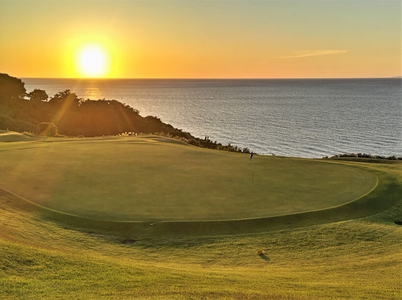 夕暮れ時には日本海に沈む夕陽が愛でられる、大新潟カントリークラブ出雲崎コース名物の8番ショートホール。