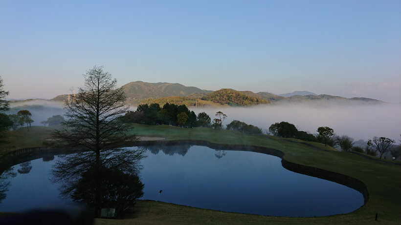 花祭ゴルフ倶楽部。朝もやに包まれた11番ティーグラウンド付近。