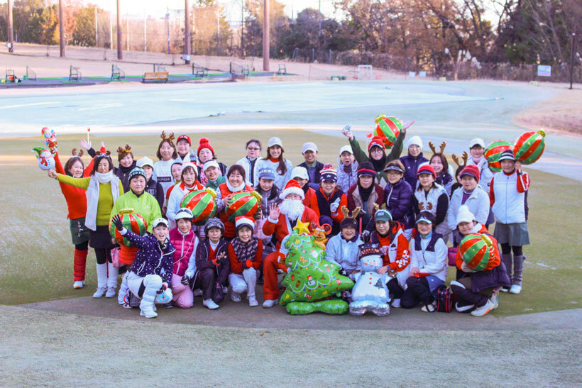 ゴルフコンペ参加者の集合写真