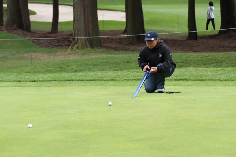 スティンプメーターで計測している写真