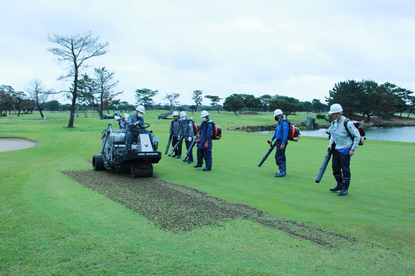 グリーンの更新作業中の様子