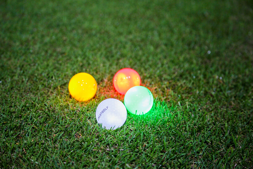光るゴルフボール