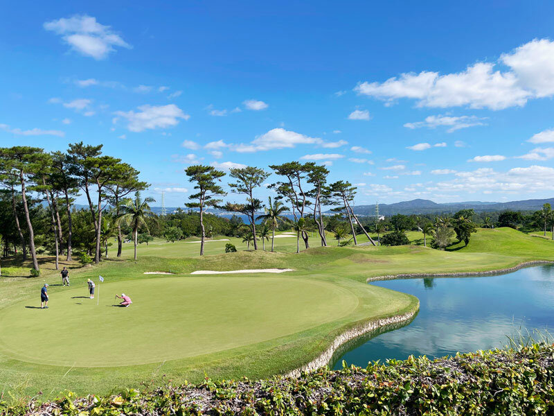 ゴルフ場でラウンドするグループ