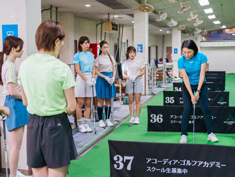 船山プロからレッスンを受けるGINGERゴルフチーム（GGT）15期生