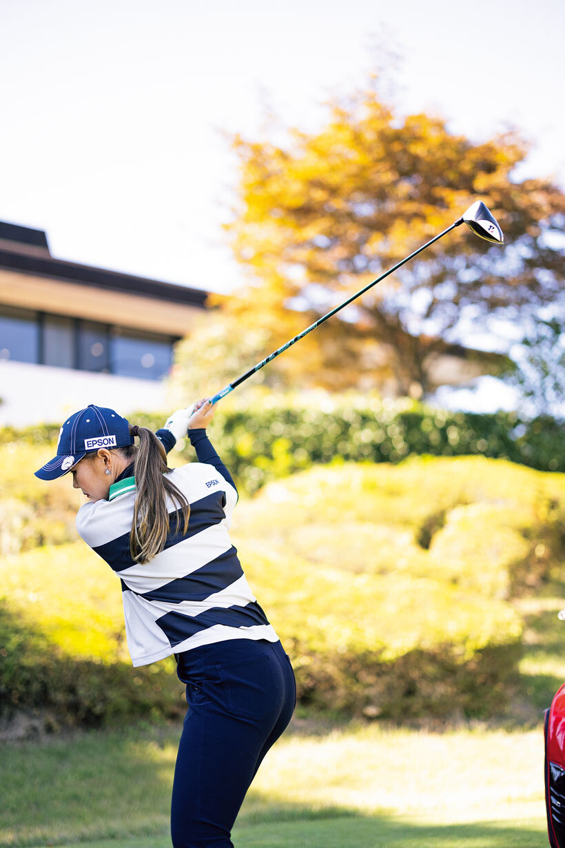 クラブを構える吉田優利プロ